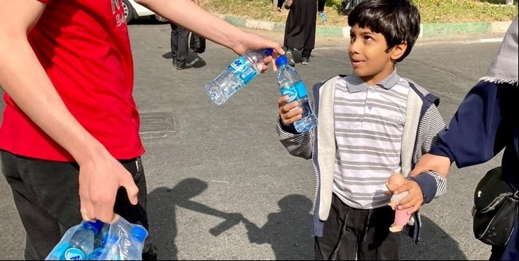 برند زمزم ۱۵۰هزار بطری آب معدنی بین نمازگزاران عید فطر توزیع کرد