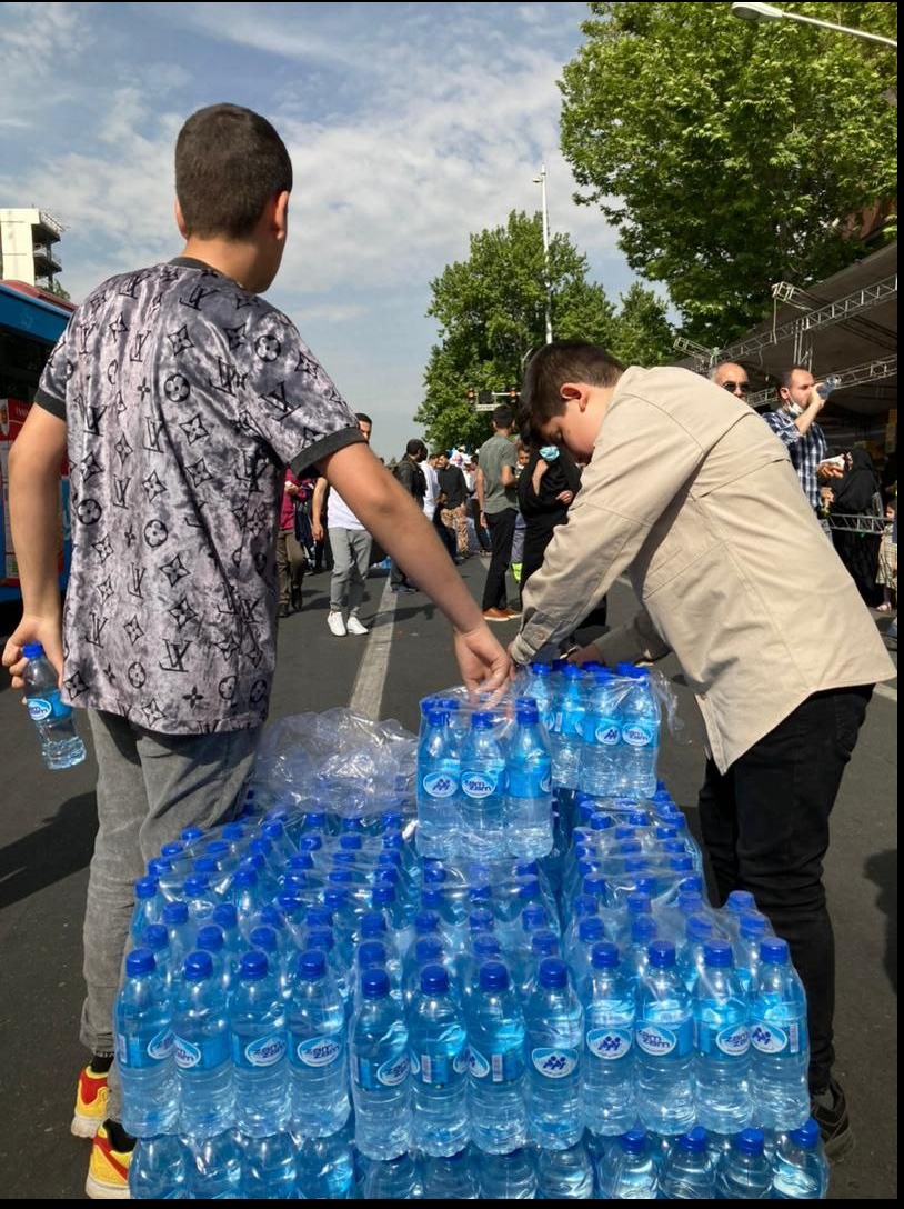 برند زمزم ۱۵۰هزار بطری آب معدنی بین نمازگزاران عید فطر توزیع کرد